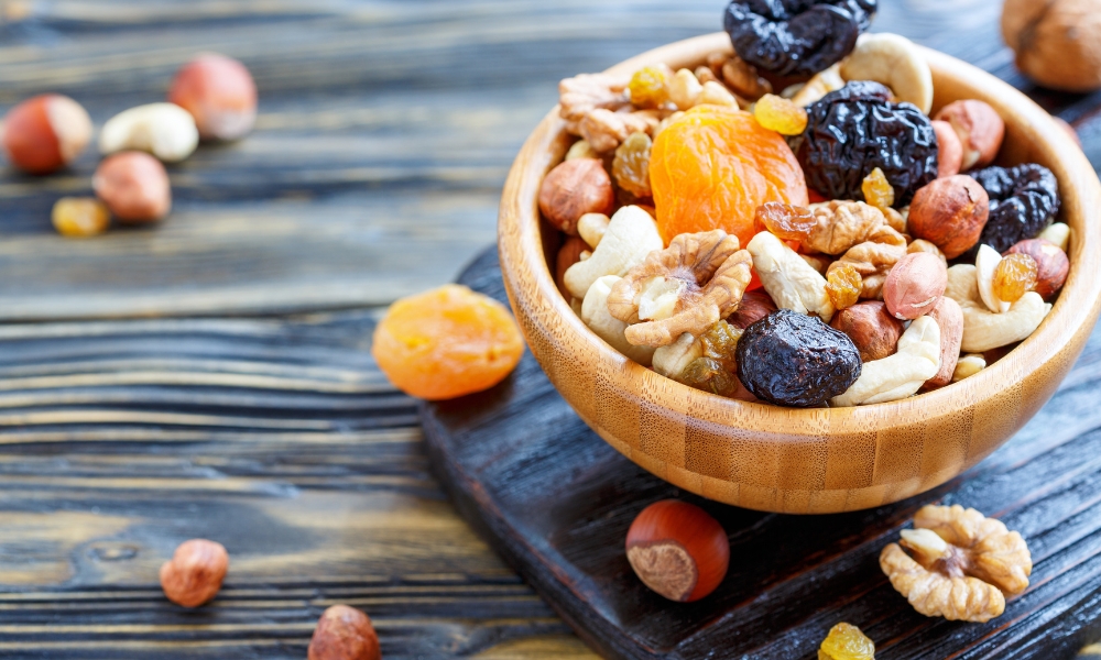Místo sladkostí sáhněte po sušeném ovoci a ořeších. Jsou nutričně bohatější. 