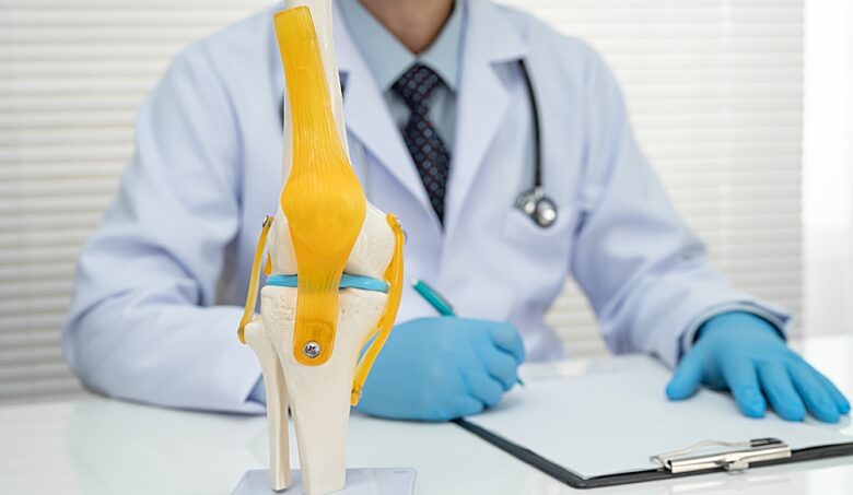 Kloubní chrupavka se téměř neregeneruje. Věda ji zkouší obnovit.