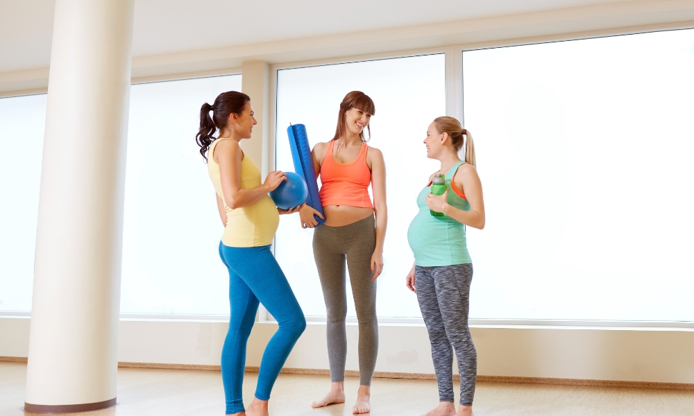 Fitko v těhotenství raději vyměňte za jemnou těhotenskou jógu nebo lekce cvičení přímo pro těhotné ženy.